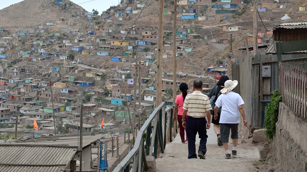 People walking through a typical suburban neighborhood of the city | Responsible Travel Peru