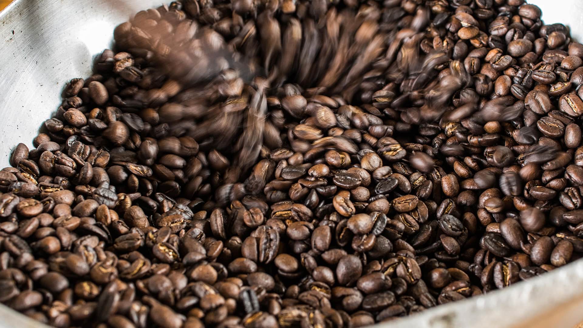 Roasted coffee beans of organic Machu Picchu coffee - RESPONSible Travel Peru