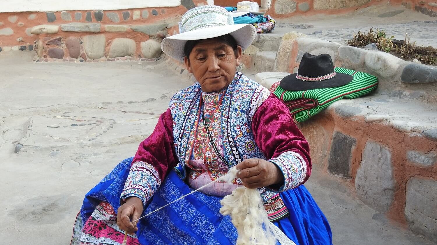 Local lady working with wool in Sibayo, Colca Canyon | RESPONSible Travel Peru