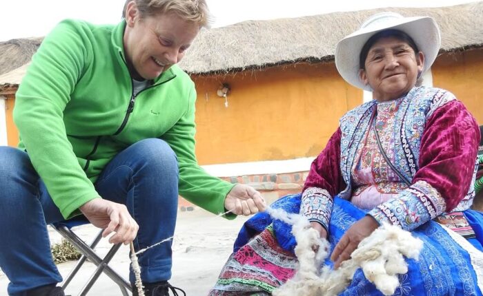 Traveler and local woman from Sibayo, Colca Canyon, sharing knowledge about wool spinning | RESPONSible Travel Peru