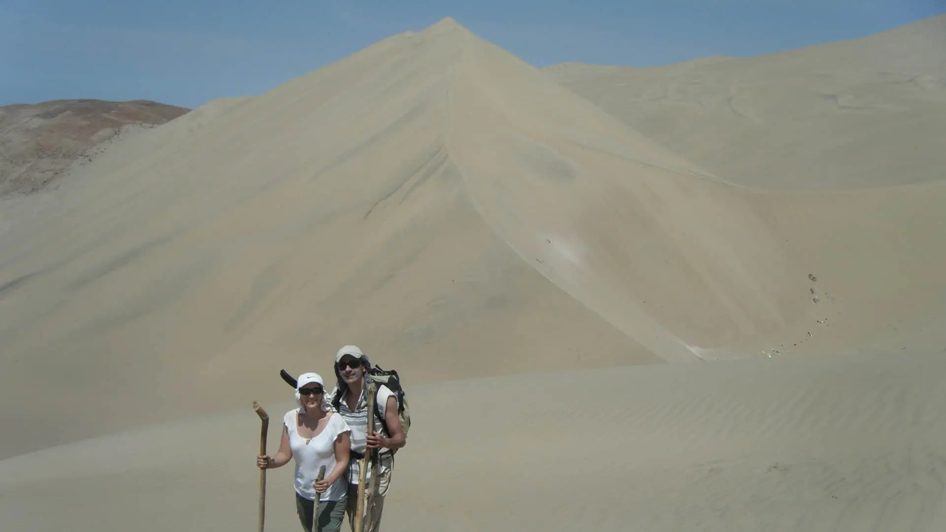 Couple walking through the Nazca desert to Cerro Blanco | RESPONSible Travel Peru