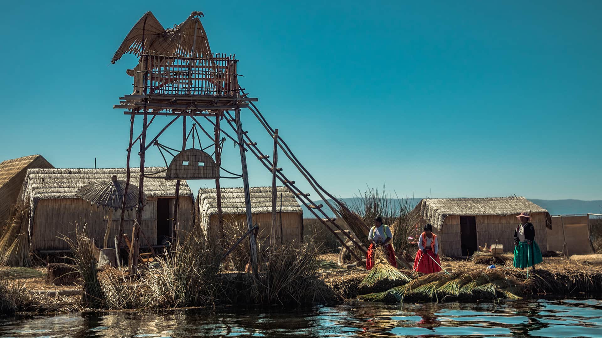 A floating reed island is a small surface with a limited number of huts and common open areas as well as one tower | Responsible Travel Peru