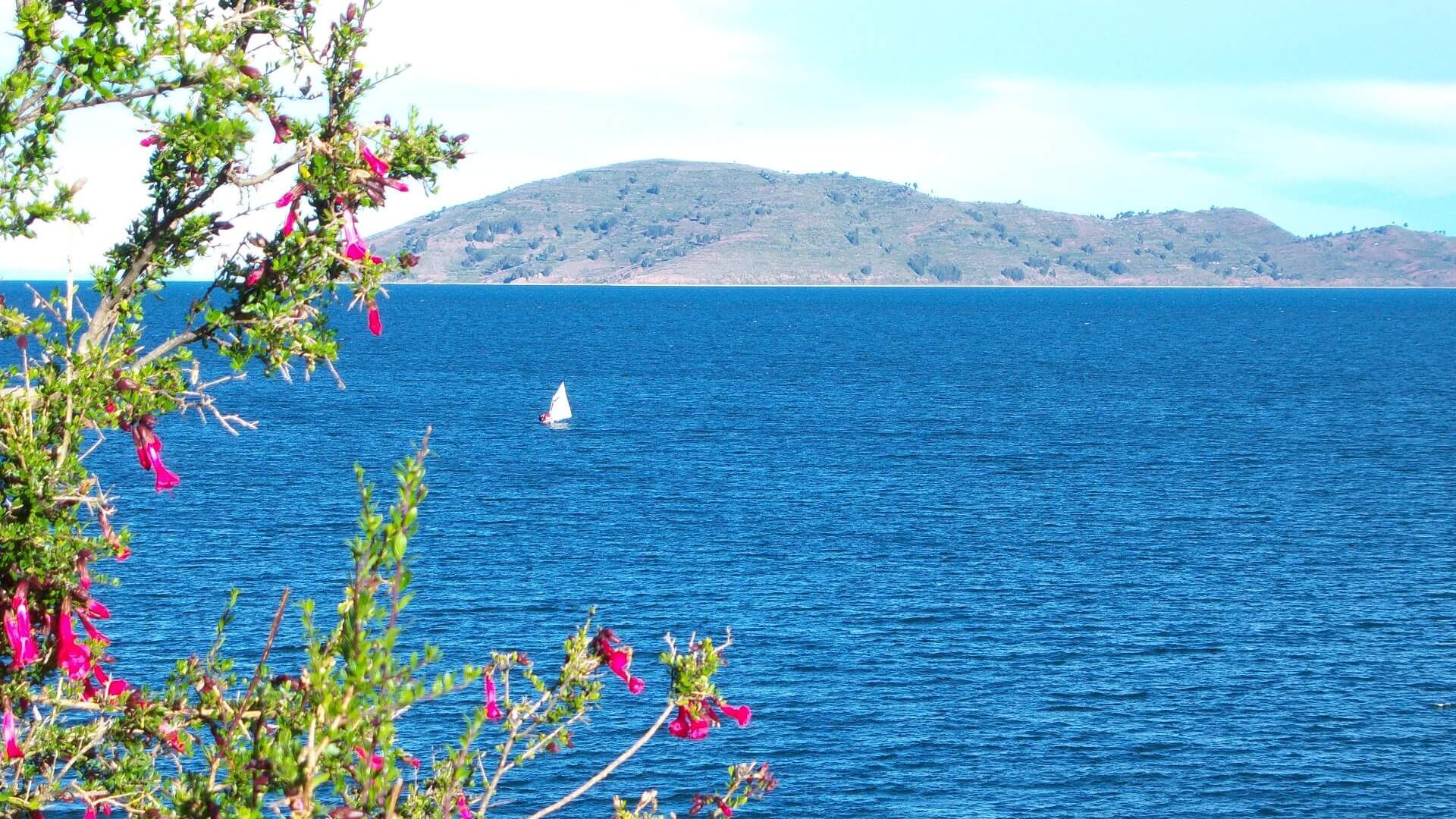 A sailboat at Lake Titicaca. Visit Lake TIticaca in a unique way | RESPONSible Travel Peru