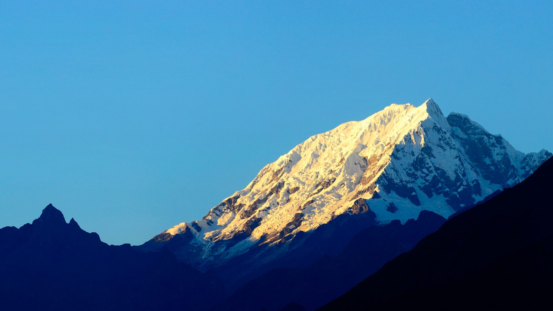 Snow peak of Salkantay on sunny day with clear skies | Responsible Travel Peru