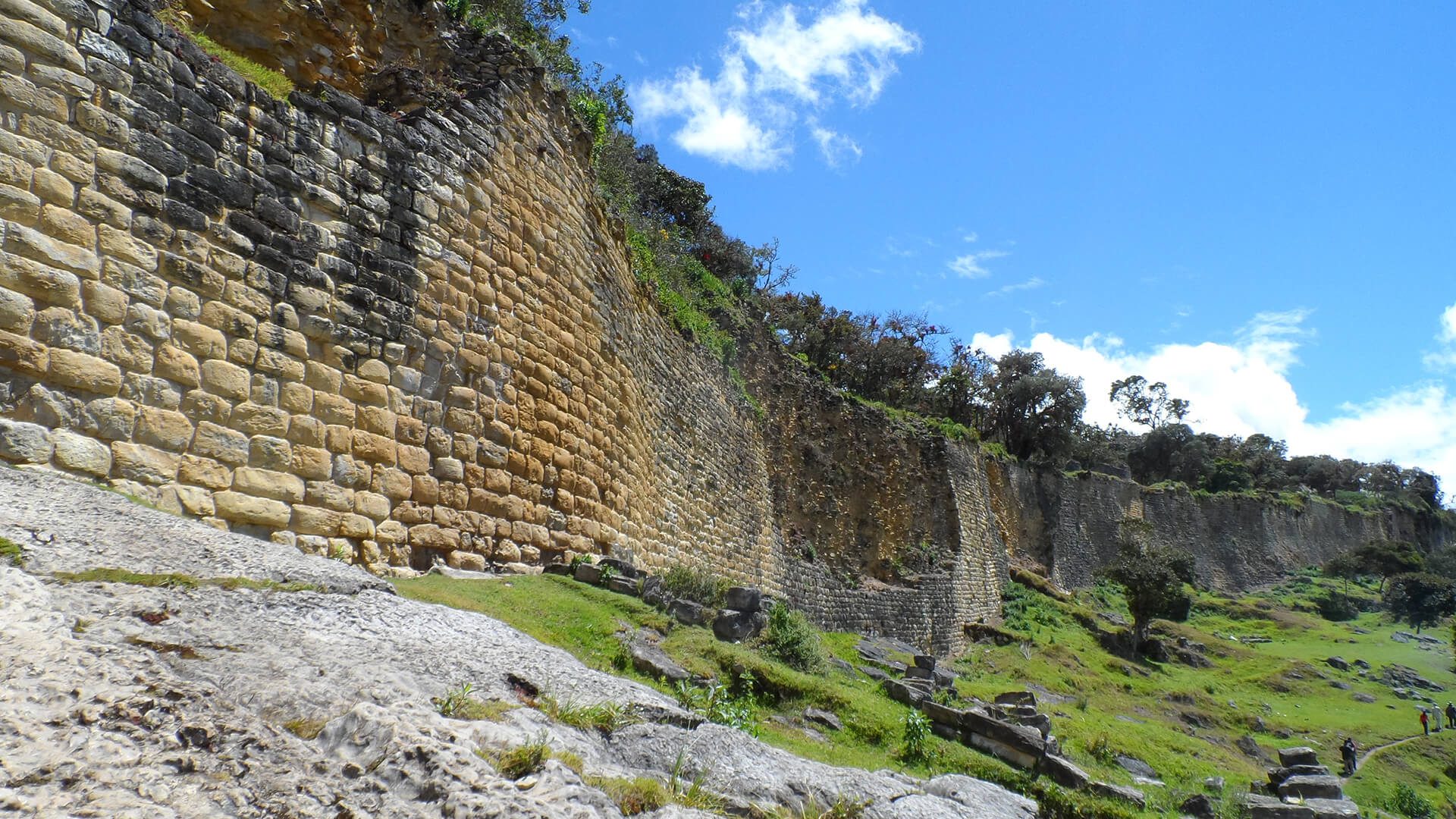Kuelap's wall goes beyond than the eyesight allows | RESPONSible Travel Peru