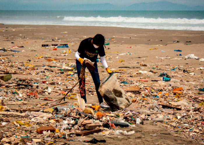 One person alone cleaning a big beach | RESPONSible Travel Peru