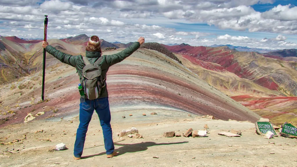 Looout to Palcoyo's second mountain with single visitor portayed