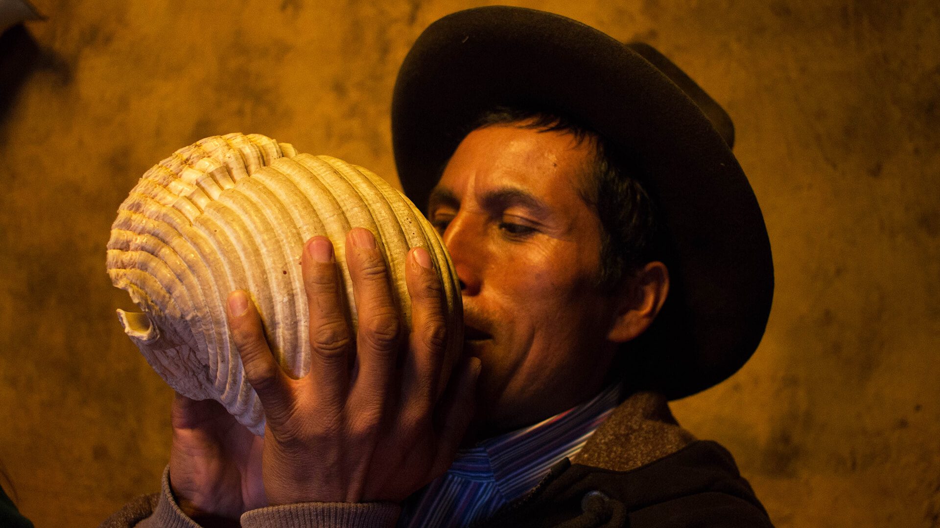 Pablo blowing a "pututo" marine shell used as a trumpet by the ancient Peruvians | RESPONSible Travel Peru