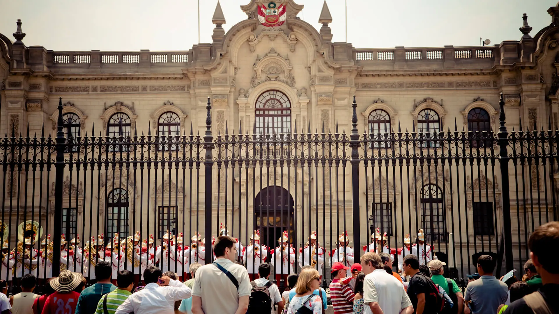 Local and foreing public watching the daily military guard relay that takes place at the Presidential Palace in Lima