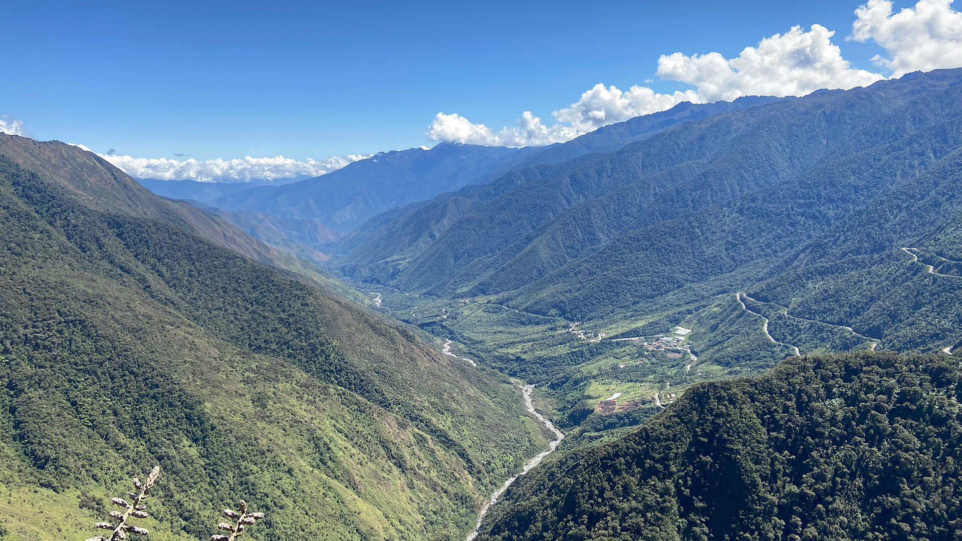 The view of the Huayopata valley after leaving behind the Abra Málaga mountain pass (before getting to the Coffee Route) - RESPONSible Travel Peru