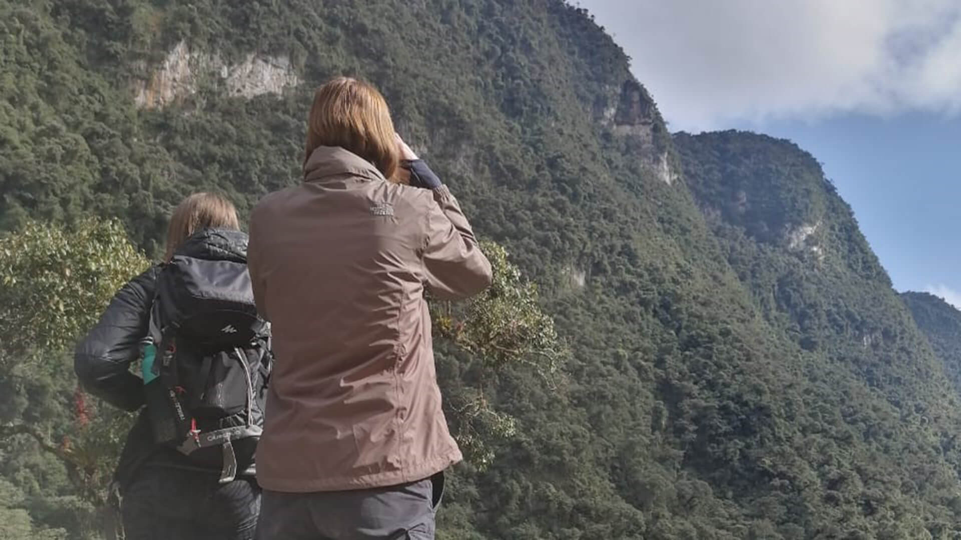 Two female travelers in the mountainous forest surroundings of Chachapoyas