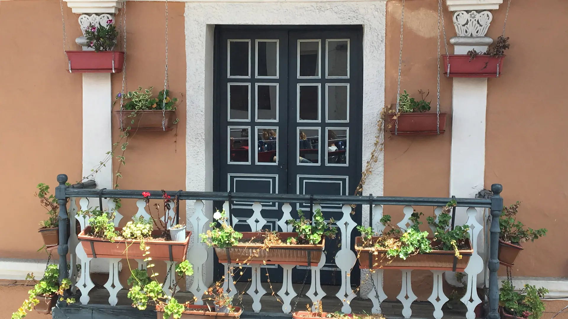 Beautiful balcony in Cuenca's historic center. | Build Your Trip in Ecuador & The Galapagos with Impactful Travel