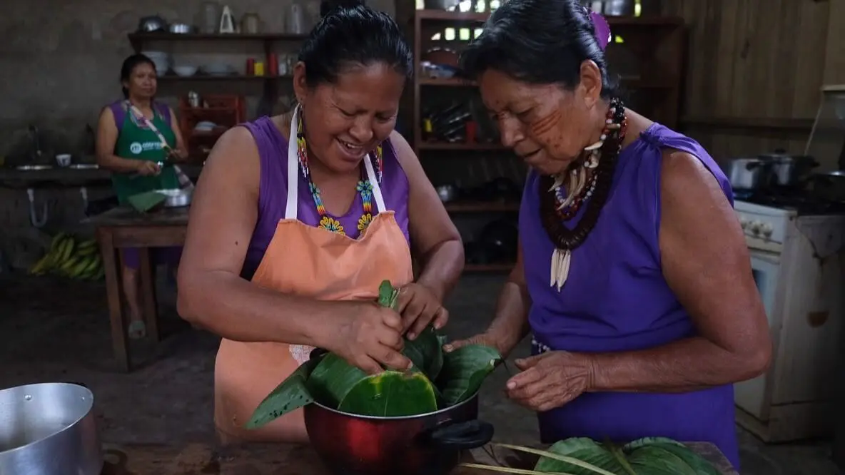 Ladies at the Amupakin childbirth center are preparing food for the visitors | Impactful Travel in Ecuador