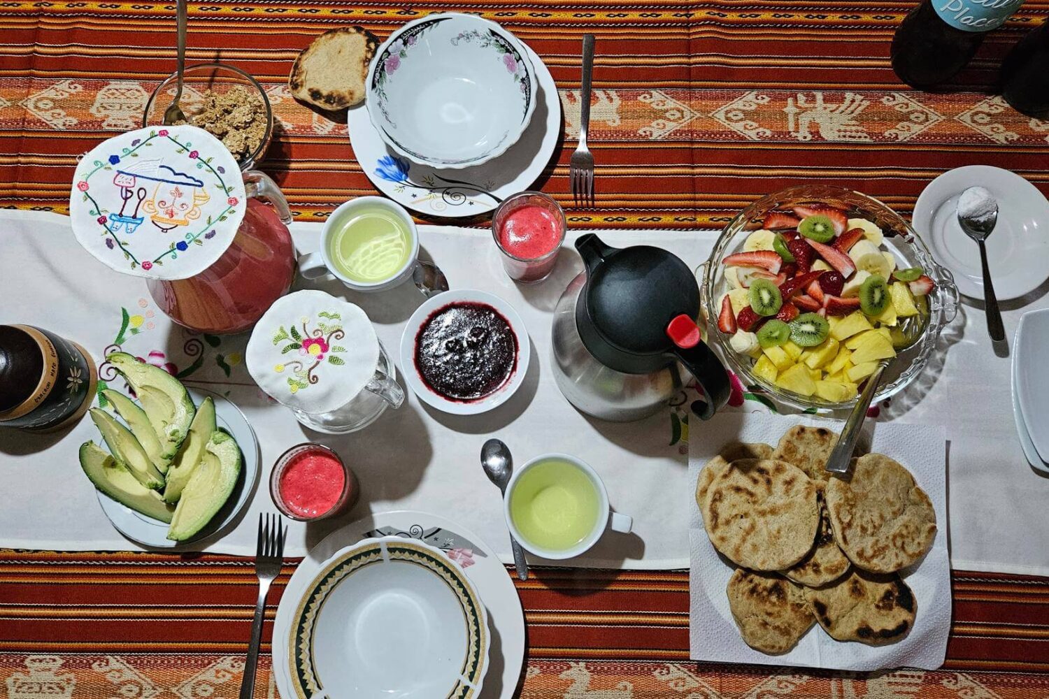 Delicious, colorful vegetarian breakfast in the community of San Clemente, where visitors are received with much professionalism.